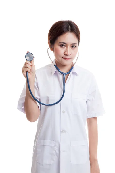 Jeune asiatique femme médecin avec stéthoscope . — Photo