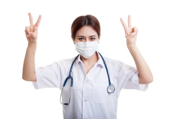Jovem asiática médica mostrar sinal de vitória com ambas as mãos . — Fotografia de Stock