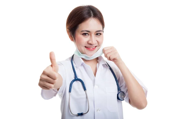 Unga asiatiska kvinnliga läkare dra mask och tummen upp. — Stockfoto