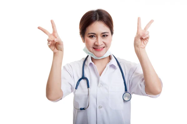 Joven asiática médico mostrar señal de victoria con ambas manos . —  Fotos de Stock