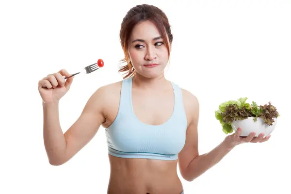 Hermosa chica sana asiática disfrutar comiendo ensalada . —  Fotos de Stock