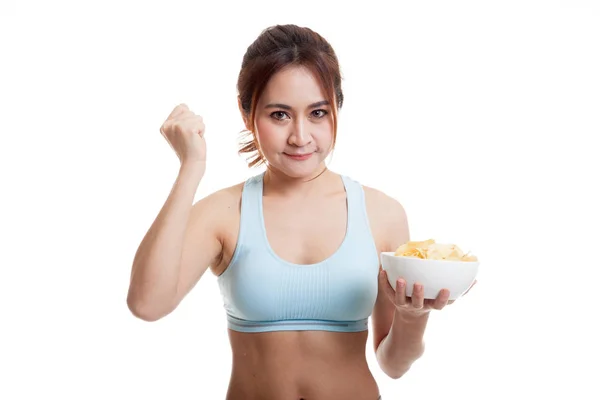 Menina saudável asiática bonita comer batatas fritas . — Fotografia de Stock