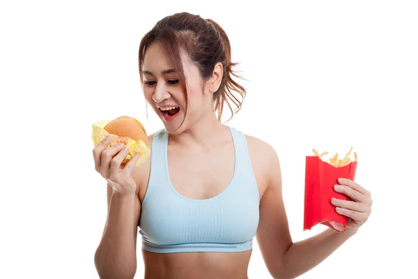 Hermosa chica sana asiática con papas fritas y hamburguesa . — Foto de Stock