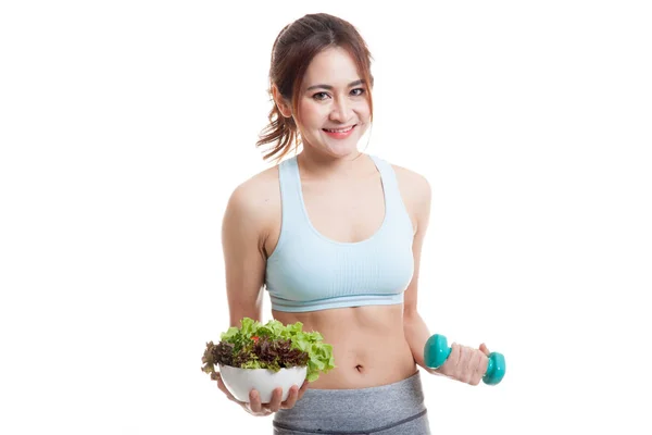 Belle fille asiatique en bonne santé avec haltère et salade . — Photo