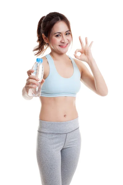 Hermosa chica sana asiática con botella de agua potable . — Foto de Stock