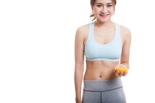 Menina saudável asiática bonita com fruta laranja . — Fotografia de Stock