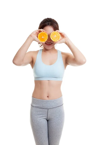 Bella ragazza asiatica sana con frutta arancione sopra i suoi occhi . — Foto Stock