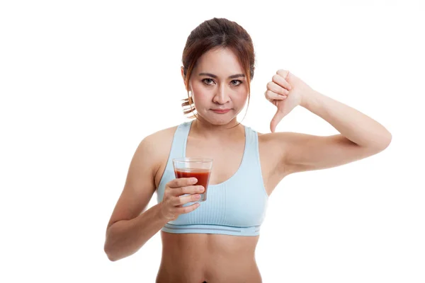 Hermosa sano asiático chica odio tomate jugo pulgares abajo . — Foto de Stock