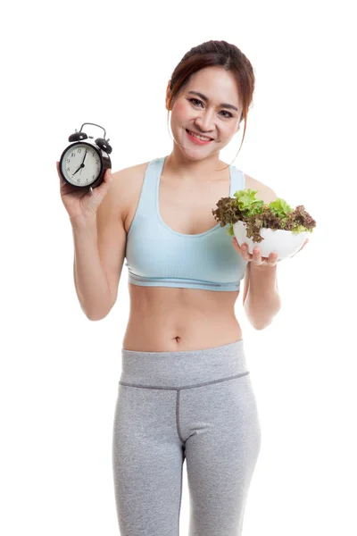 Hermosa chica sana asiática con reloj y ensalada . — Foto de Stock