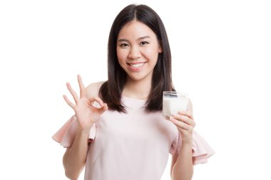 Bir bardak süt içme sağlıklı Asyalı kadın göster Ok işareti.