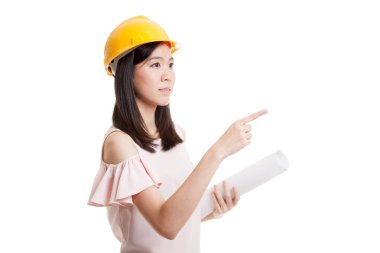 Planları ile gösteren Asyalı mühendisi kadın.