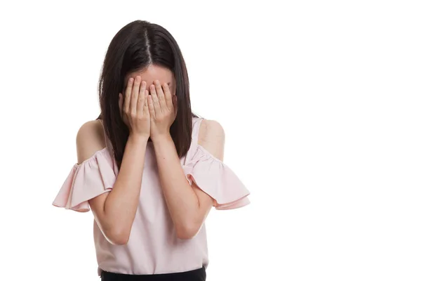 Triste joven empresaria asiática llorando con la palma de la mano . —  Fotos de Stock