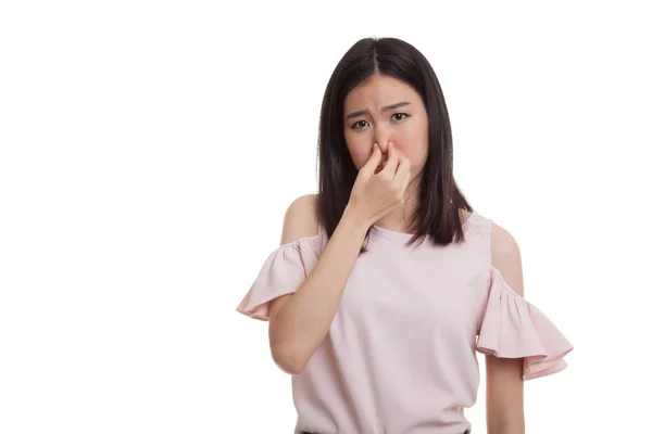 Joven asiática sosteniendo su nariz debido a un mal olor . — Foto de Stock