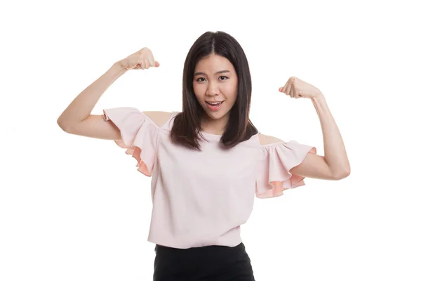 Piękna młoda kobieta Azji flex biceps. — Zdjęcie stockowe