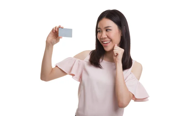 Feliz joven asiática mujer de negocios con una tarjeta en blanco . —  Fotos de Stock