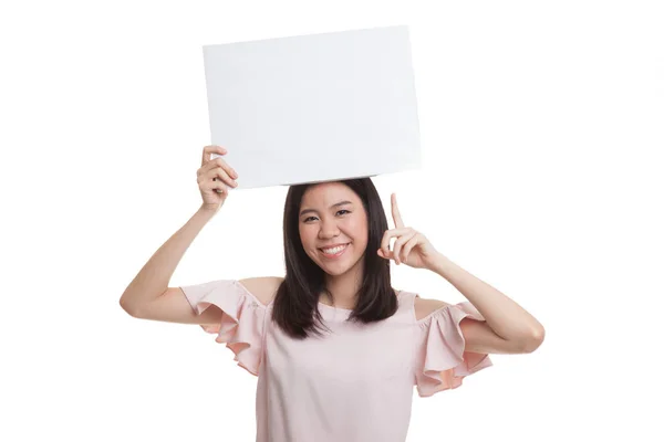 Jovem mulher de negócios asiática apontar para sinal em branco . — Fotografia de Stock