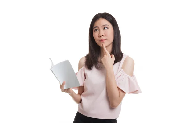Junge asiatische Geschäftsfrau mit einem Buch denkt nach. — Stockfoto