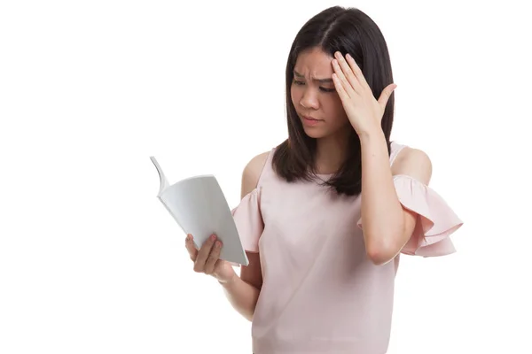 Genç Asyalı iş kadını baş ağrısı okuma kitabım. — Stok fotoğraf