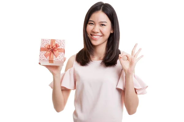 Молодая азиатская бизнес-леди шоу ОК с подарочной коробкой . — стоковое фото
