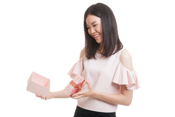 Jeune femme d'affaires asiatique ouvrir une boîte-cadeau . — Photo