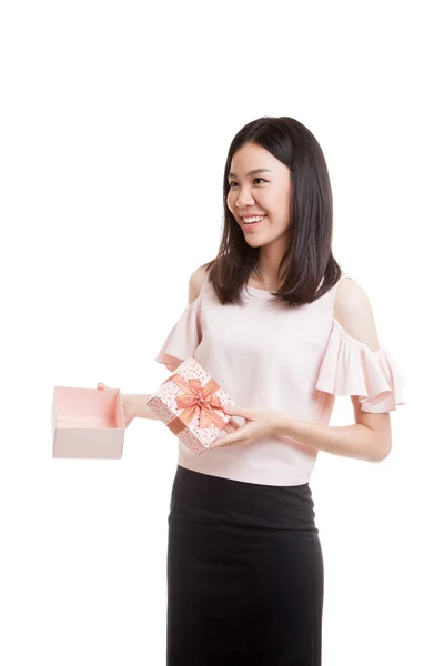Молоді азіатські ділової жінки відкрити подарунковій коробці. — стокове фото
