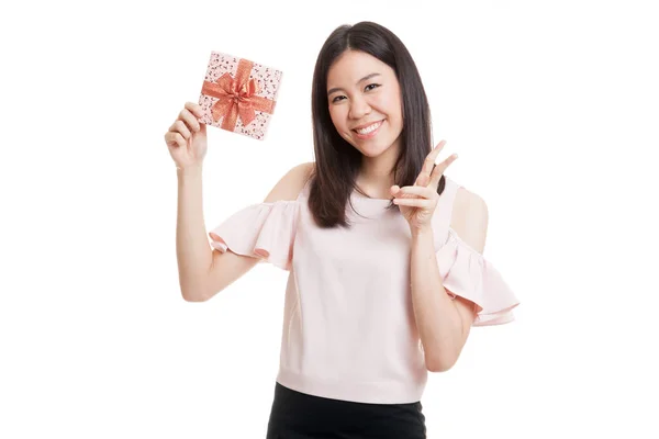 Азіатський ділової жінки Показати знак перемоги з подарунковій коробці. — стокове фото
