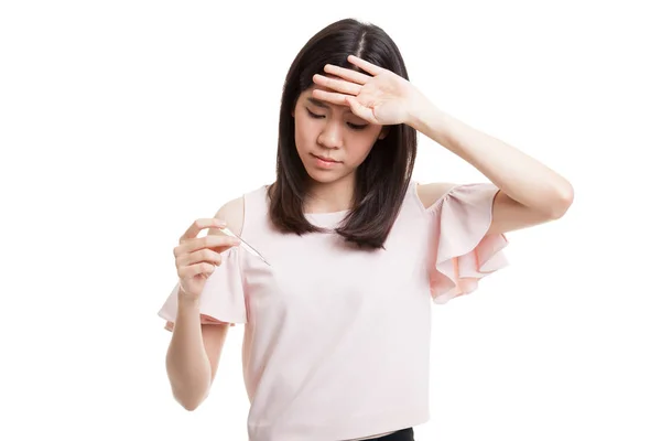 Ung asiatisk kvinna fick sjuka och influensa. — Stockfoto