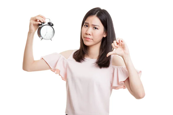 Mladá asijská podnikání žena palec dolů s hodinami. — Stock fotografie
