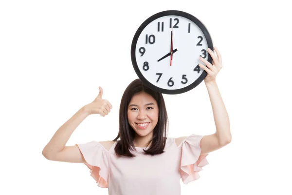 Jeune femme d'affaires asiatique pouces levés avec une horloge . — Photo