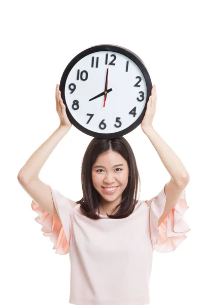 Jeune asiatique femme d'affaires avec une horloge. — Photo