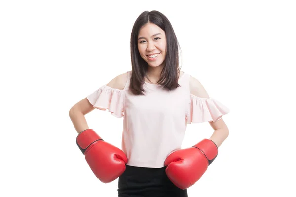 Joven mujer de negocios asiática con guantes de boxeo rojos . —  Fotos de Stock