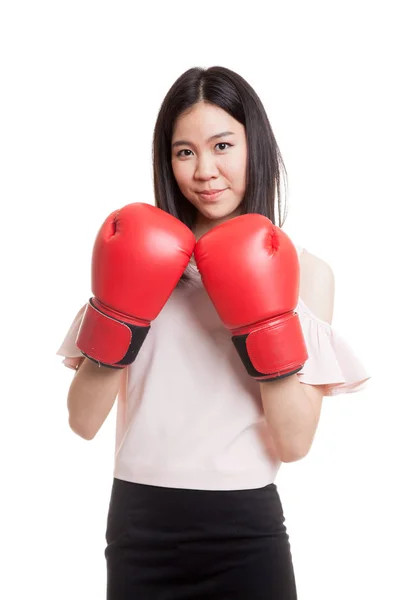 Joven mujer de negocios asiática con guantes de boxeo rojos . — Foto de Stock