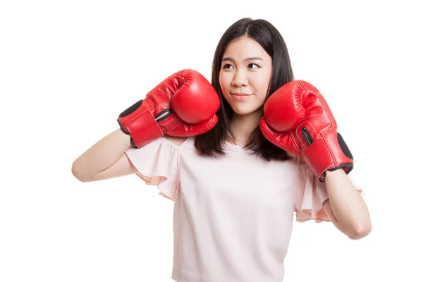 Joven mujer de negocios asiática con guantes de boxeo rojos . —  Fotos de Stock