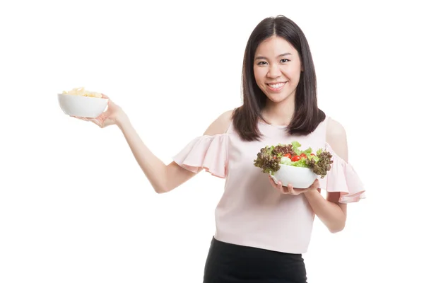 Jovem mulher de negócios asiática com batatas fritas e salada . — Fotografia de Stock