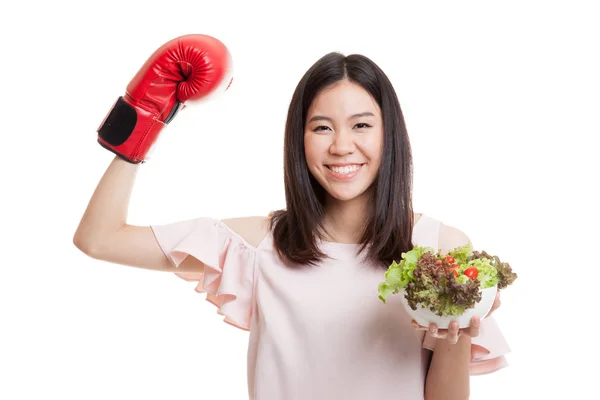Молодая азиатская деловая женщина в боксёрской перчатке и салате . — стоковое фото