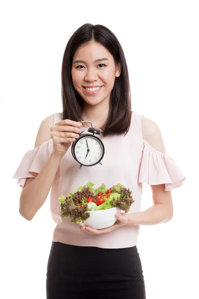 Jovem mulher de negócios asiática com relógio e salada . — Fotografia de Stock