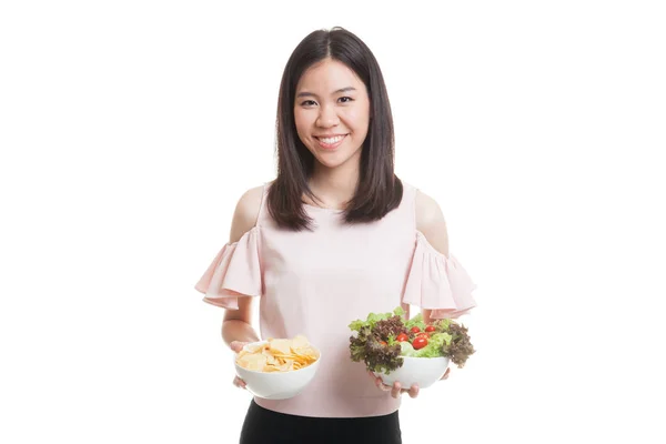 ポテトチップスとサラダの若いアジア ビジネス女性. — ストック写真