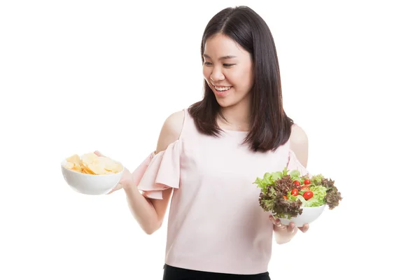 Unga asiatiska affärskvinna med potatischips och sallad. — Stockfoto
