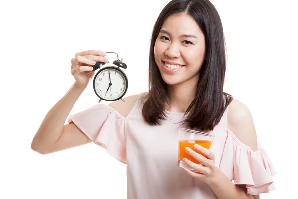 Femme asiatique avec une horloge boisson jus d'orange . — Photo