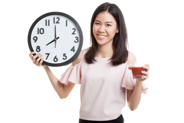 Joven mujer de negocios asiática con jugo de tomate y reloj . — Foto de Stock