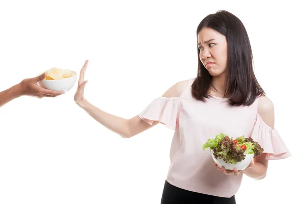 Jovem mulher asiática com salada dizer não a batatas fritas . — Fotografia de Stock