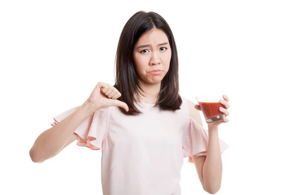 Asiatisk kvinna tummen ner hatar tomatjuice. — Stockfoto