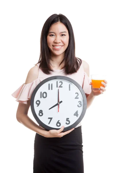 Mulher asiática com um relógio beber suco de laranja . — Fotografia de Stock