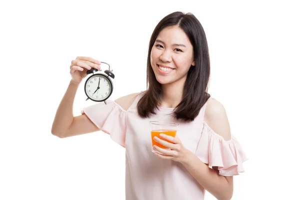 Asiatische Frau mit einer Uhr trinken Orangensaft. — Stockfoto