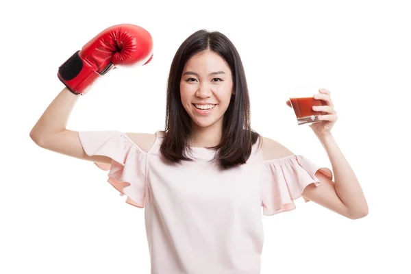 Mladé asijské obchodní žena s rajčatovou šťávu a Boxerské rukavice. — Stock fotografie