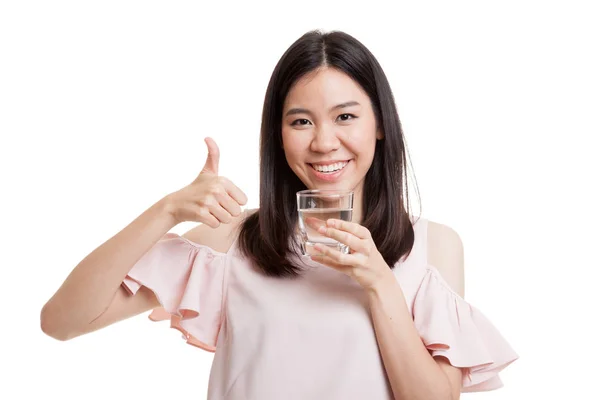 Mladá asijská žena palce se sklenicí pitné vody. — Stock fotografie