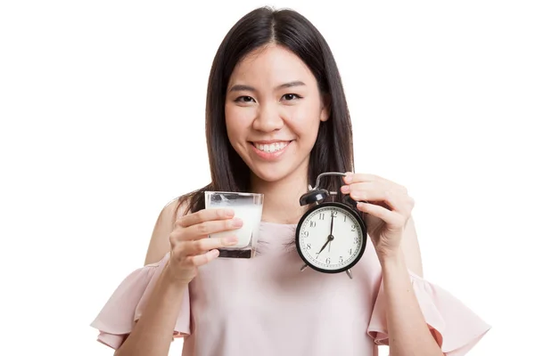 Gesunde asiatische Frau trinkt Glas Milch halten Uhr. — Stockfoto