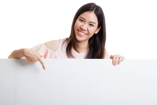 Joven mujer asiática señalar a un signo en blanco . — Foto de Stock