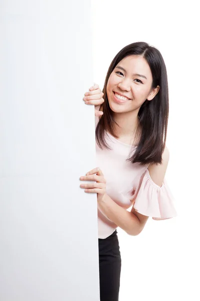 Jonge Aziatische vrouw met leeg teken. — Stockfoto