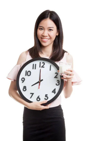 Gesunde asiatische Frau trinkt Glas Milch halten Uhr. — Stockfoto